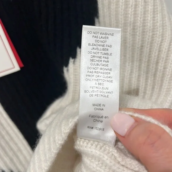 Carolina Herrera | NWT Black and White Heart Intarsia Cashmere Sweater - Medium - Picture 9 of 11